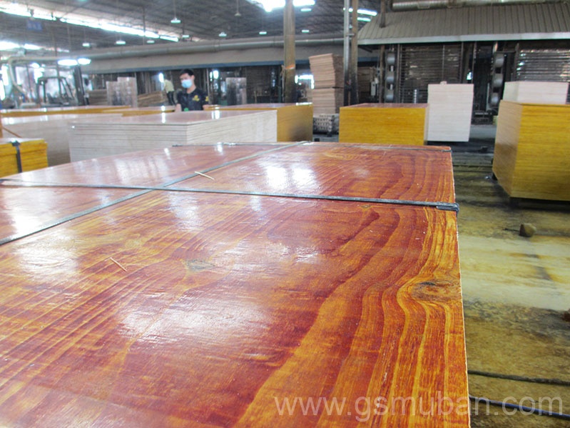 建筑紅木板批發(fā)哪個好?紅色模板如何選購